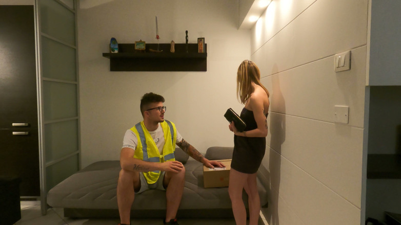 Tommy e Annika: Annika vítá kurýra v županu, ale nemá peníze na zaplacení dobírky....