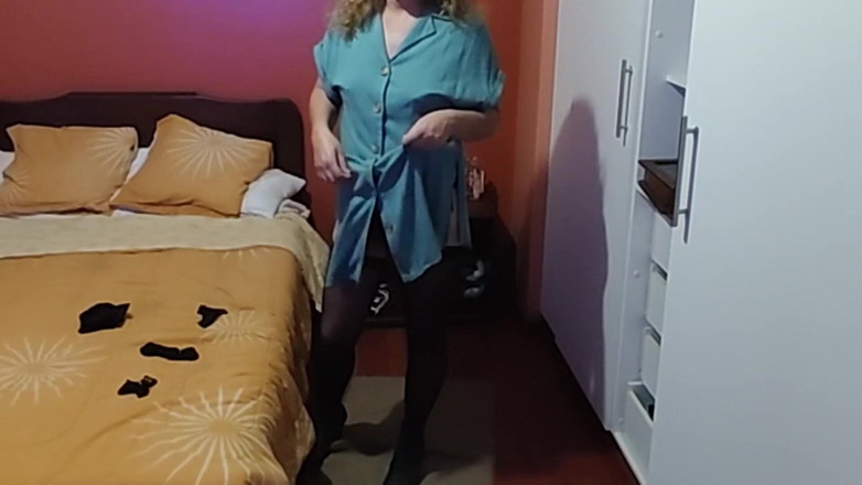 Ardientes69: Vracím se domů z práce natěšená a ukazuji se před...