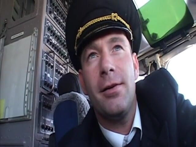 Cumming Soon: 조종석에서 섹시한 갈색 머리를 애무하는 Randy Pilot