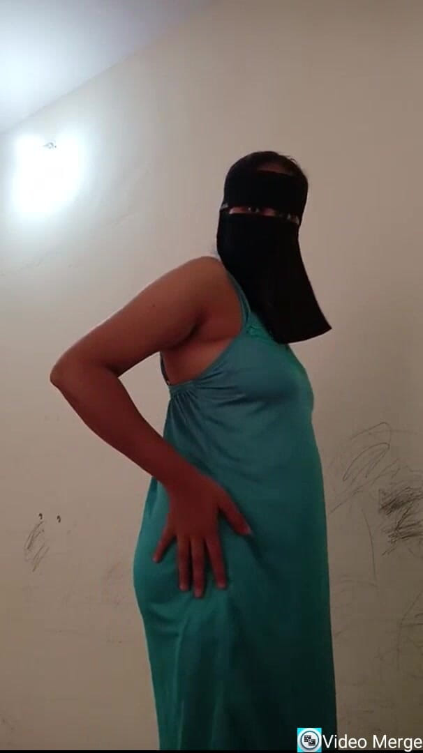 Bigbarrek: Calda moglie che rimuove bikni