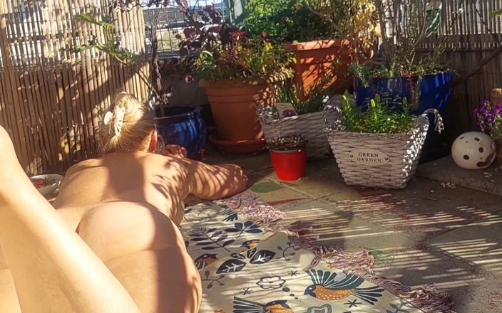 Selena701: La moglie matura bionda amatoriale si gode la posa nuda...
