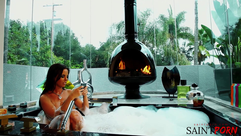 SaintPorn: 黒髪の美女ブランディ・アニストンが浴槽で剃った陰部を擦る