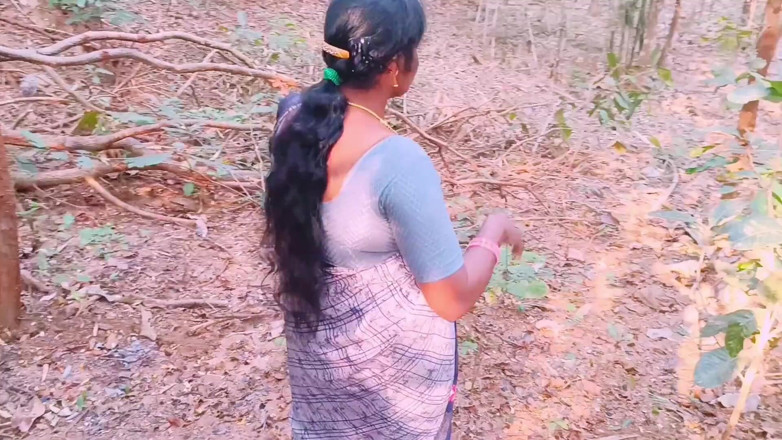 Telugu honey lips: Индийский секс на улице. Дези Бхабхи тайно трахает муженька в лесу. Телугу грязные разговоры.