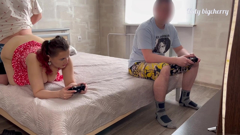 Katybigcherry: Kocamı Xbox'ta oynarken en iyi arkadaşıyla aldattım