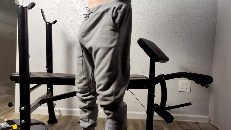 AlbinoAdonis: Bicep curls và giật trong mồ hôi màu xám