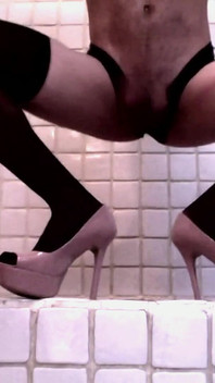 Çoraplı maskeli kadın kılıklı ve yüksek topuklu kadın banyoda boşalıyor