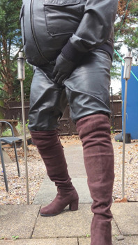 Leder und Oberschenkelstiefel