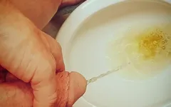 Tati se pișă!! Umple toaleta cu pișat tulbure. Ești următoarea?