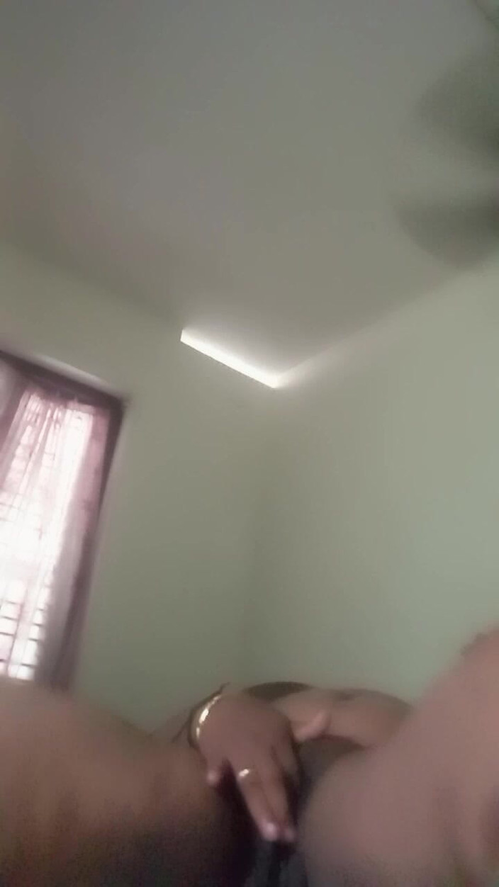 Bedroom: Моя киска лижет палец