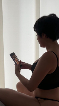 Vedo la mia sorellastra latina che fa foto sexy per il suo ragazzo