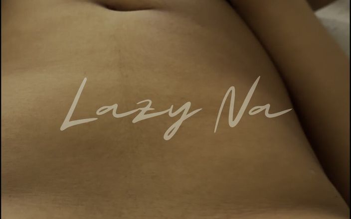 Lazy Na: Geiles mädchen masturbieren vor ihrer freundin