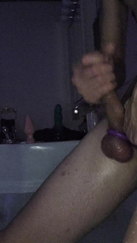 Caresses, edging, jeu anal et éjaculation dans la baignoire