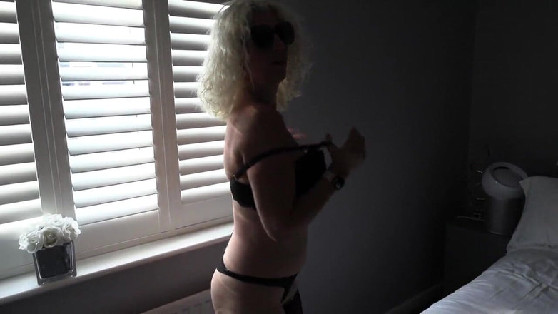 PussyGalorious: V modrých šatech dobře na chvíli