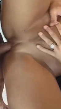 Una zorra pelirroja cachonda con enormes tetas falsas folla a un chico en una mesa de billar