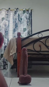 MILF Filipina seksi, membuatkan dildonya basah & berkrim