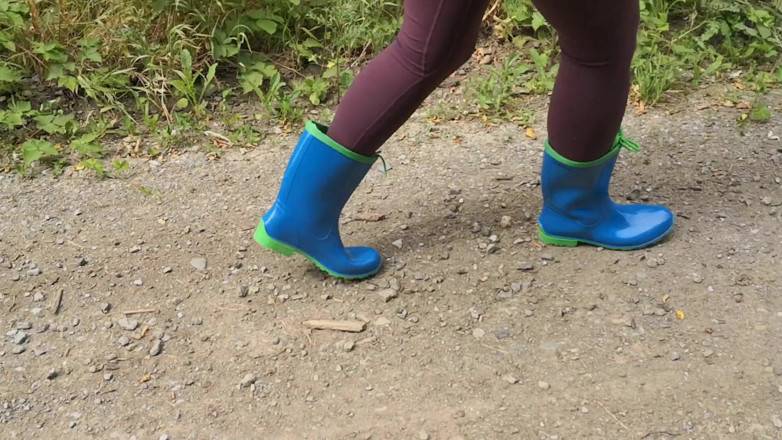 Bouncy Tits Action: Marcher dans des bottes en caoutchouc