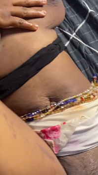 Africana negra não usa calcinha quando entrei no quarto dela