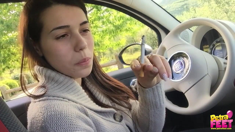 Smokin Fetish: Gadis remaja hot merokok di dalam mobil