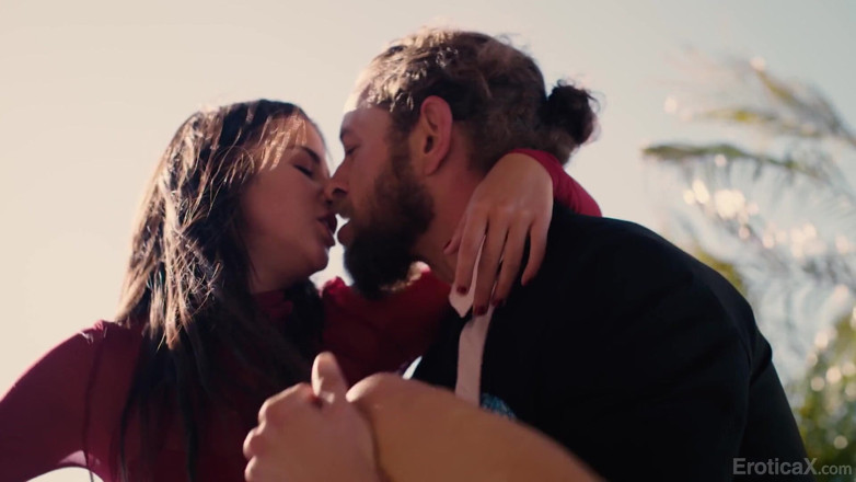 Erotica X: Gorąca brunetka Kylie Rocket rucha przyjaciela na ślubie bff- Eroticax