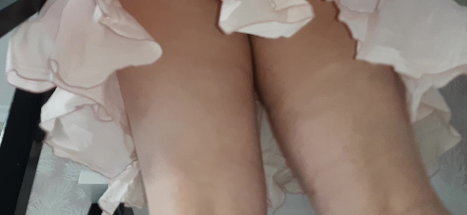 Vik_All: Zatímco máma uklízí, dívám se na její chlupatou kundičku.