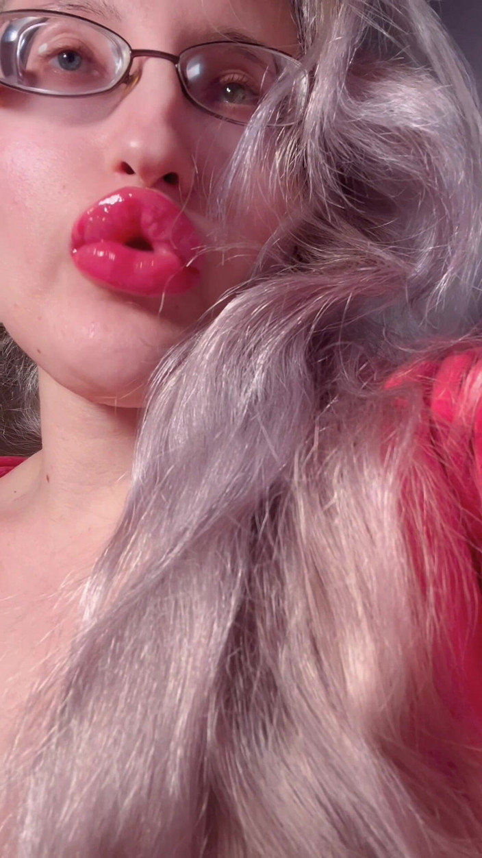FinDom Goaldigger: Bimbo Red Lipgloss fängslad