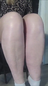 Sexy blondýna nosí ponožky.