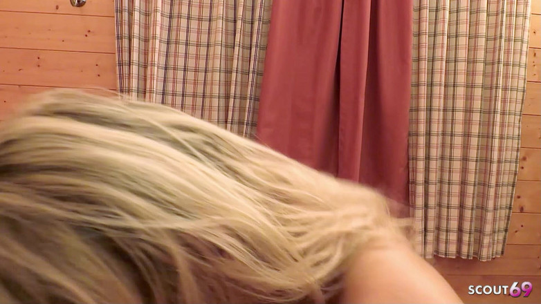 Full porn collection: Blondynka dojrzała Julia Pink potajemnie zerżnięta przez facetów w drewnianej...