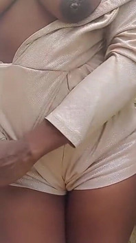 Thoát y ngoài trời cọ xát âm hộ đầy lông của tôi bắn nước mạnh