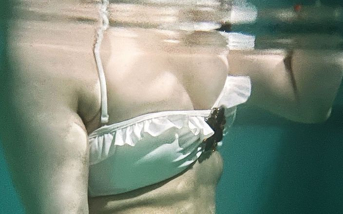 Persian Sexy Girl: Dưới nước