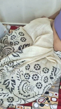 Baiser romantique d’un couple desi masqué et séance de pose torride - une beauté du sari taquine son homme