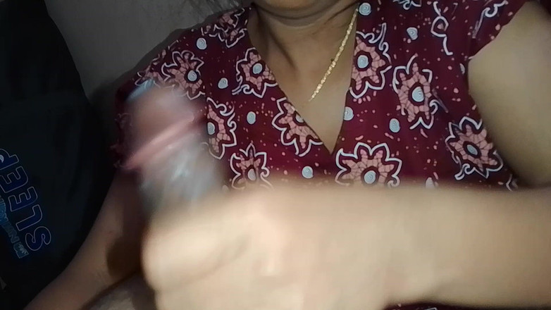 Thuda girl: Vesnická dívka si strká penis své kamarádky do pusy a...