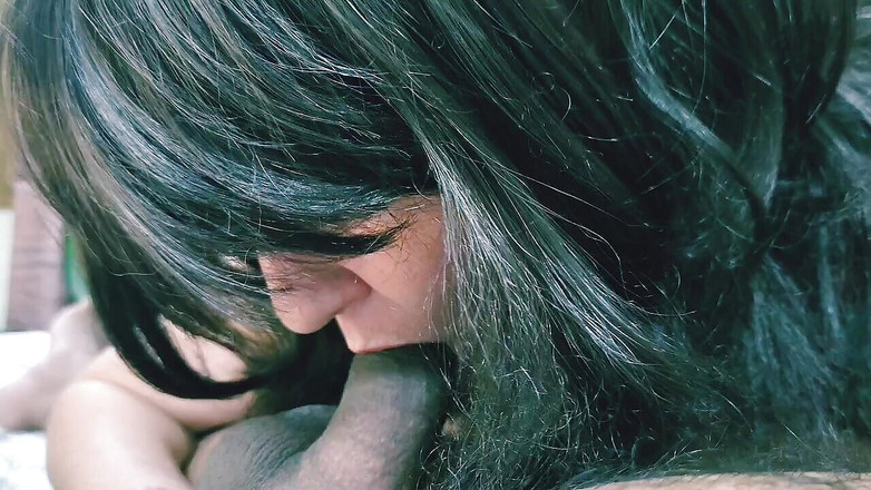 Bolly Karma: Prsatá puma MILF je odměněna velkým černým pérem