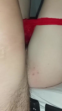 Ele goza dentro tão profundo que sua buceta engole toda a porra