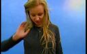 Horny Two really wet MILFs: Блондинка тінка ділдосує свою дірку в відео крупним планом
