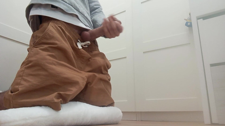 Elvissc: Cowok ini lagi asik masturbasi kontol besarnya sampai crot di...
