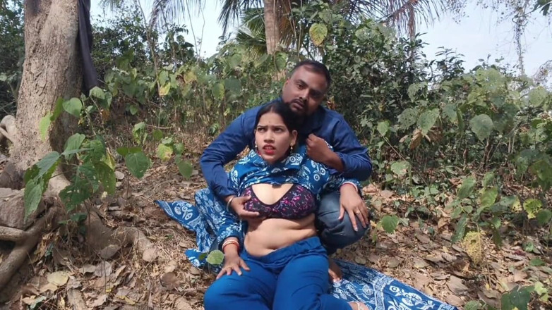 Sona bhabhi: Indisk by sexvideo, indisk tjej stor bröstpress av hennes styvbror...