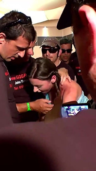 Troie Arrapate Scopata in Gang Da 10 Ragazzi E Vengono Coperte Il Viso Di Sperma