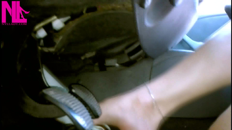 Nyllady: Bombeo de pedal en sandalias de tacón alto y tobillo