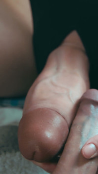 Je m’ébats avec l’énorme bite de futa de ta demi-sœur