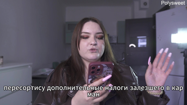 Polly Sweet: Poveste - Era goală și se juca cu vânzătorul în timp ce cumpărătorii...