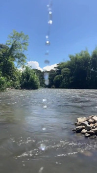 Refrescante día de verano. Femboy semi desnuda en medio del lago, sola y caliente