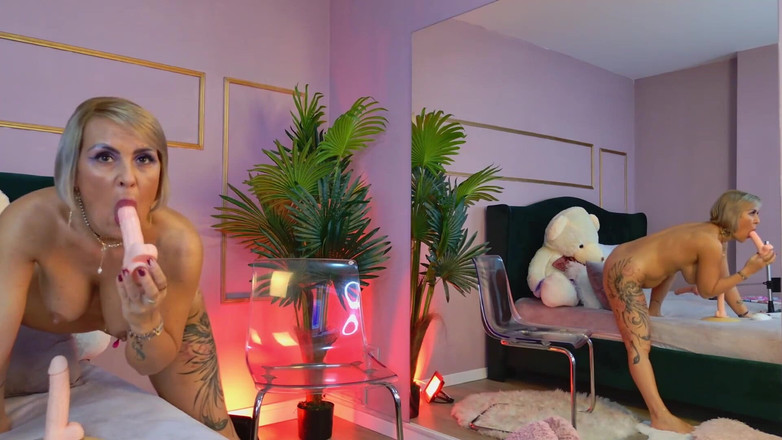 KirraWhite: 继母熟女用操逼机器操她的阴户