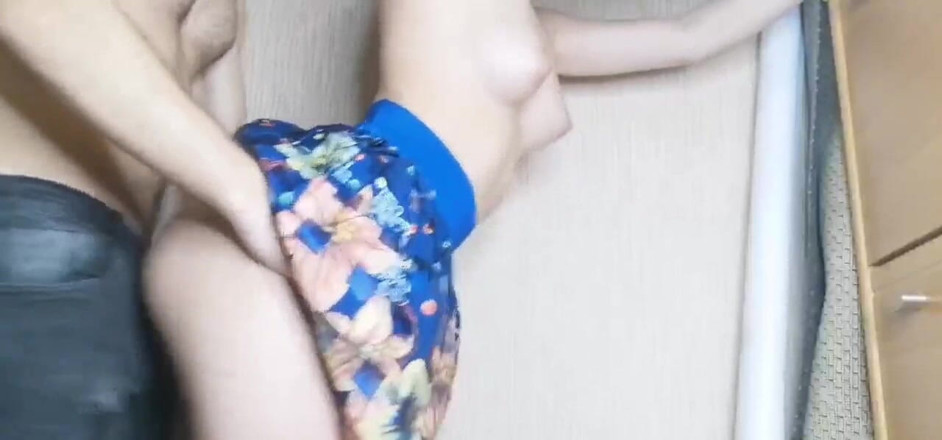 CalientePWNZ: Éjaculation sur le cul élastique, beauté dans une jupe