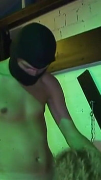 Blond brud sträckt vid i intensiv grupp bondage session