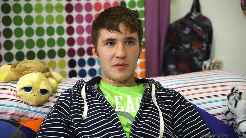 Lollipop Twinks: Ragazzo della fattoria diventa pornostar gay