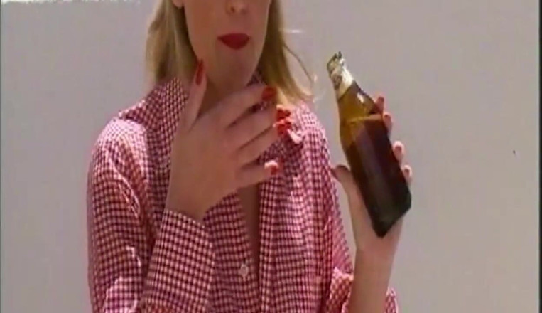 BANGORA RETRO CLUB: Blonda introduce sticla de sticlă adânc în pizda ei