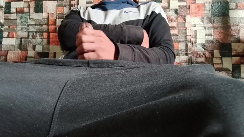 Hornyboy2058: Un bărbat heterosexual se masturbează, după o lună de abstinență, și...