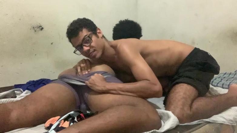Couple 2 Black: Video 0410 Jsme v bezpečí, jsme v pořádku, chybíte nám všichni