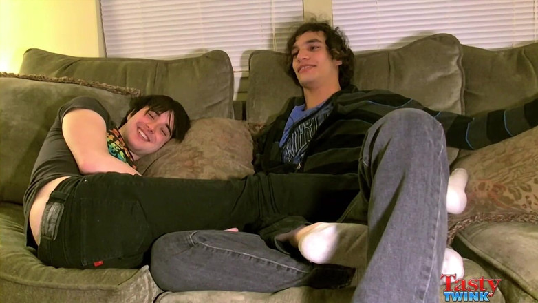 Tasty Twink: Пареньки щекотка и ласкаются