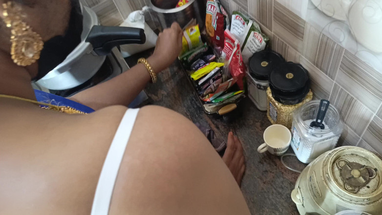 Inba: Suri rumah dan pembantu rumah bertiga di dapur 1